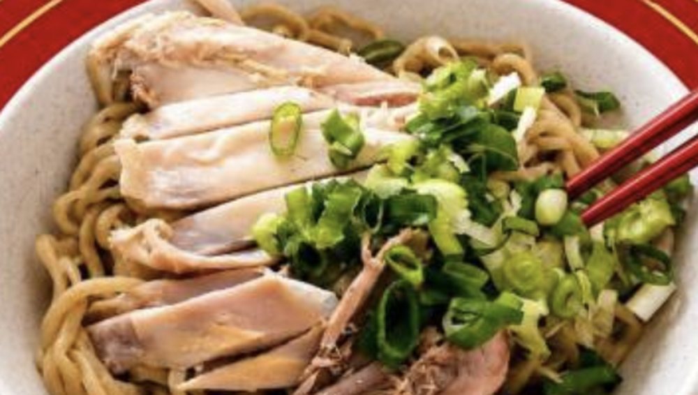Bakmi ayam Bakmi SC dengan daun bawang